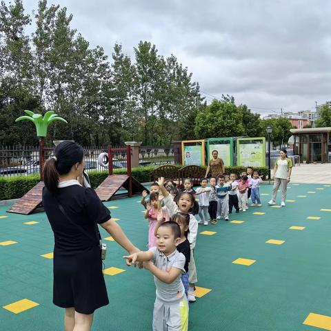 当大地与秋雨甜蜜拥抱， 当天空与秋风欢快牵手， 南昌县三幼汇仁园区小六班萌娃入园了， 一群快乐的小天使， 踏进充满美好的幼儿园， 让我们跟随镜头一起去见证孩子的成长之路～