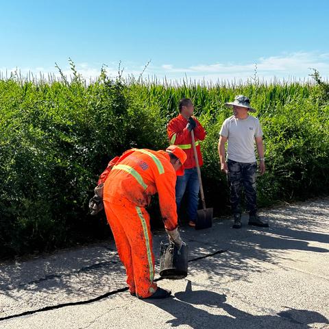 战高温  护坦途  除路疾 ‍富裕县地方道路养护中心——Y805破损路面集中处置工作纪实