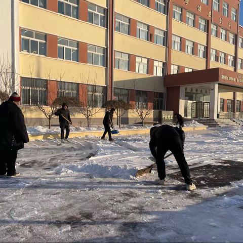 温情融积雪，扫雪护安全—孤竹营子乡九年一贯制学校扫雪行动