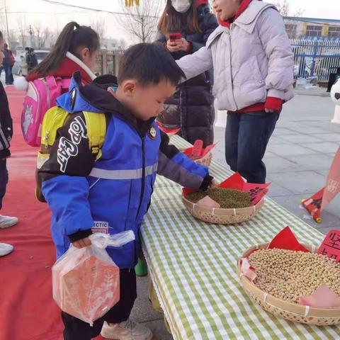 乐在“球”中  悦享成长——里则街道中心幼儿园小班级部篮球展示活动