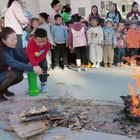 安全课堂——县幼儿园宝林分园开展消防应急疏散演练