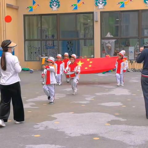 新爱婴跨世纪幼儿园贝贝班一周成长记—《情暖母亲节》