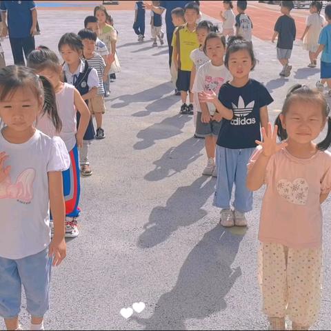 新爱婴跨世纪幼儿园小一班一周成长记—《月满中秋“童”快乐》