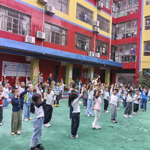 筑牢安全墙，护幼‘演’有方”——金宝贝幼儿园消防安全应急暨校车疏散演练活动