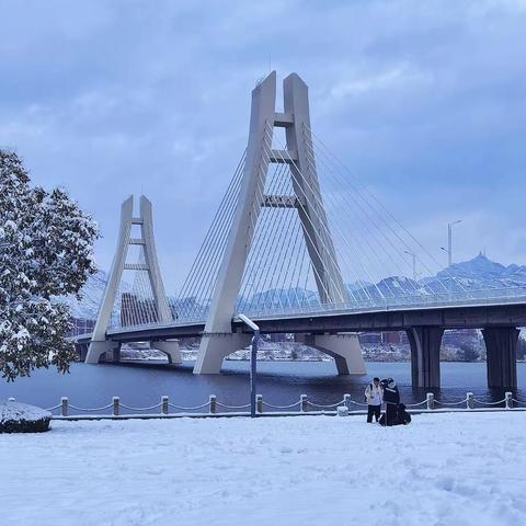 初冬瑞雪映凌河