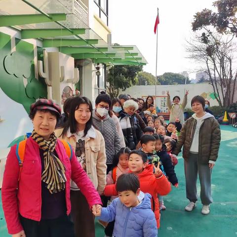大手牵小手  留下爱的足迹——中班徒步活动