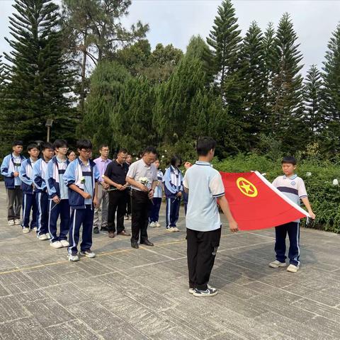 清明时节，睥睨云海                    ——陆川县世客城初级中学开展清明节缅怀先烈活动