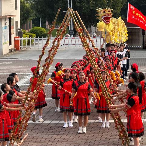 摇起竹竿，展现风采——高二竹竿舞活动剪影