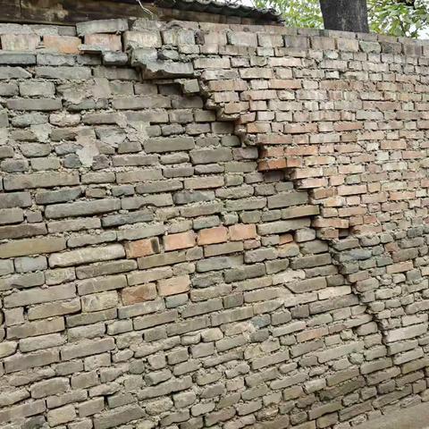 【我为群众办实事】 重砌危墙除隐患，筑牢居民“安全墙”