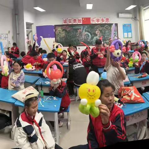 兰陵县第九中学小学部 ‍第四期气球社团～广寒宫小兔子🐰