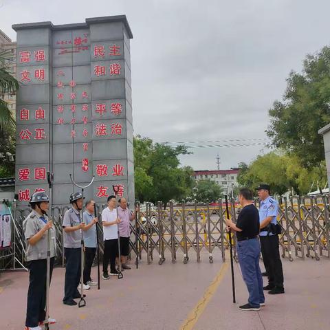 警校联动护桃李  共筑平安校园梦——新野县城区汉华小学开展保安培训及防恐安全演练