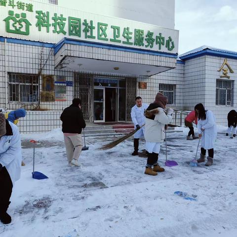 雪寒人心暖，携手抗风雪