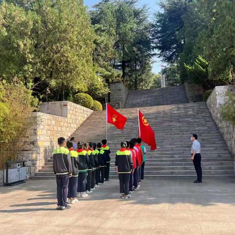 沂城街道初级中学校组织团员和少先队员代表到跋山革命纪念馆进行纪念革命先烈活动