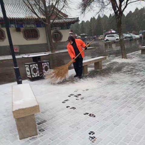 曲阜环卫：全力迎战首场冰冻雨雪天气