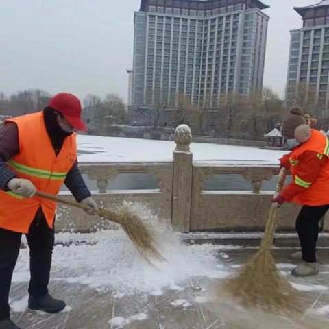 “遇”雪奋战   环卫工人坚守一线展风采