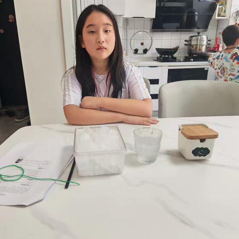 家庭科学实验（4）——巧钓冰块（张嘉芮，六年级（1）班）