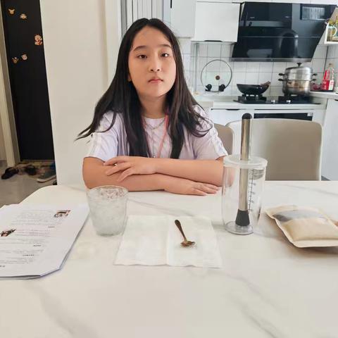 家庭科学实验——自制香水（张嘉芮，六年级（1）班）