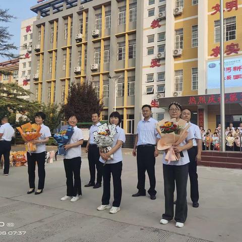 第39个教师节来临之际，耀州区寺沟中学工会委员会向全体教师送上节日的祝福！