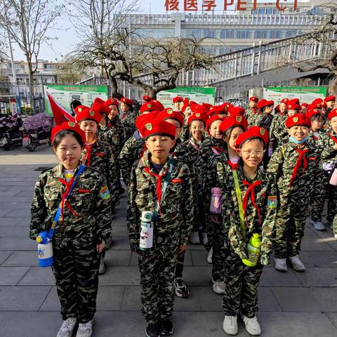 新华小学四（4）班老顶山春季野营军事拉练