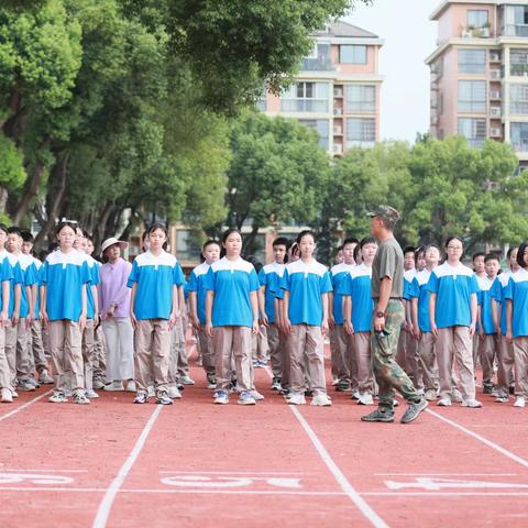 热血少年，百炼成钢￼          — — 湘钢一中2305王亦庄                             军训有感￼