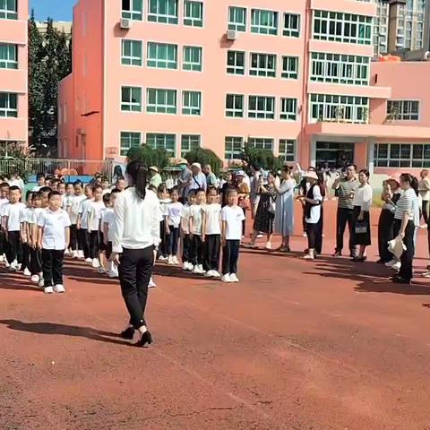 实验小学一年级四班全体同学祝：老师们教师节快乐🌹