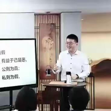 12月10日二大班《爱与陪伴》大班会——一场爱的盛宴