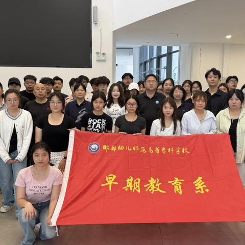 以劳动践初心，用书香润心灵：早教系志愿者清扫图书馆