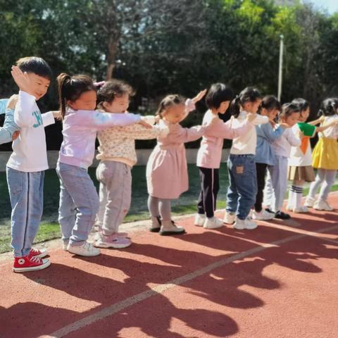 育星幼儿园大四班户外活动——有趣的影子