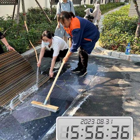 温暖相伴  爱心相守—小镇书苑物业开展清洗地垫活动