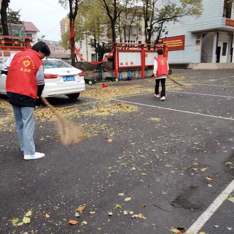 洁净校园，志愿先行——洞口楚湘职校校团委组织开展雨后校园清洁工作