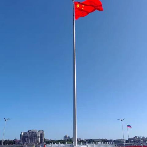 与国旗同框，为祖国庆生！———六（7）假日小队国庆节特别行动