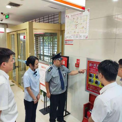 电子工业区支行营业室组织新生员工进行消防演练活动