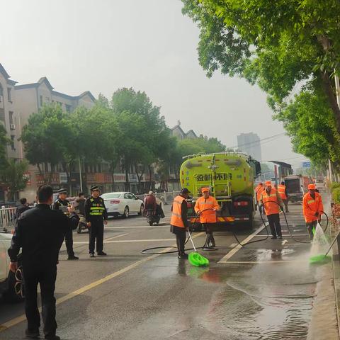 精细冲洗停车泊位 擦亮城市洁净底色 ——召陵区城市发展服务中心环卫持续开展专项清洁行动