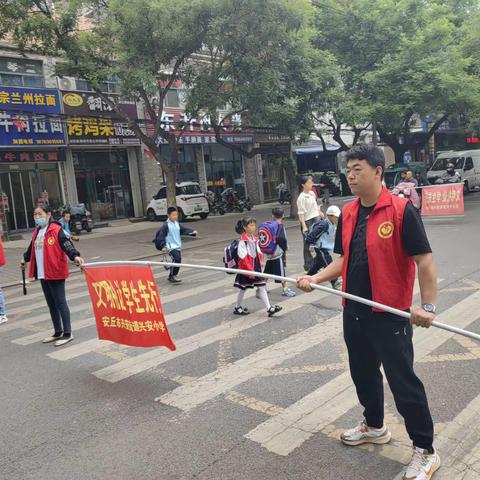 春日护学岗，温情暖校园--兴安小学一年级四班护学岗执勤篇