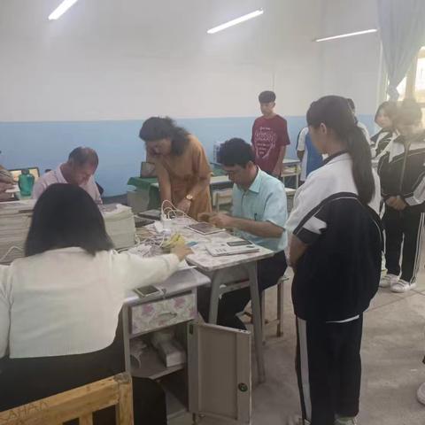 帮莘莘学子学业有成，助基层党员生活便捷-伽师县支行下乡进校园活动总结