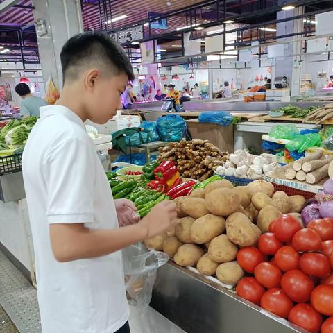 美食周记—辣椒炒土豆丝                                    大家好！我是七年级六班的罗君浩。今天的配菜有，葱，蒜头，辣椒，土豆