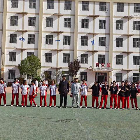 运动绽活力，赛场耀青春——玉泉初中八年级校园足球联赛