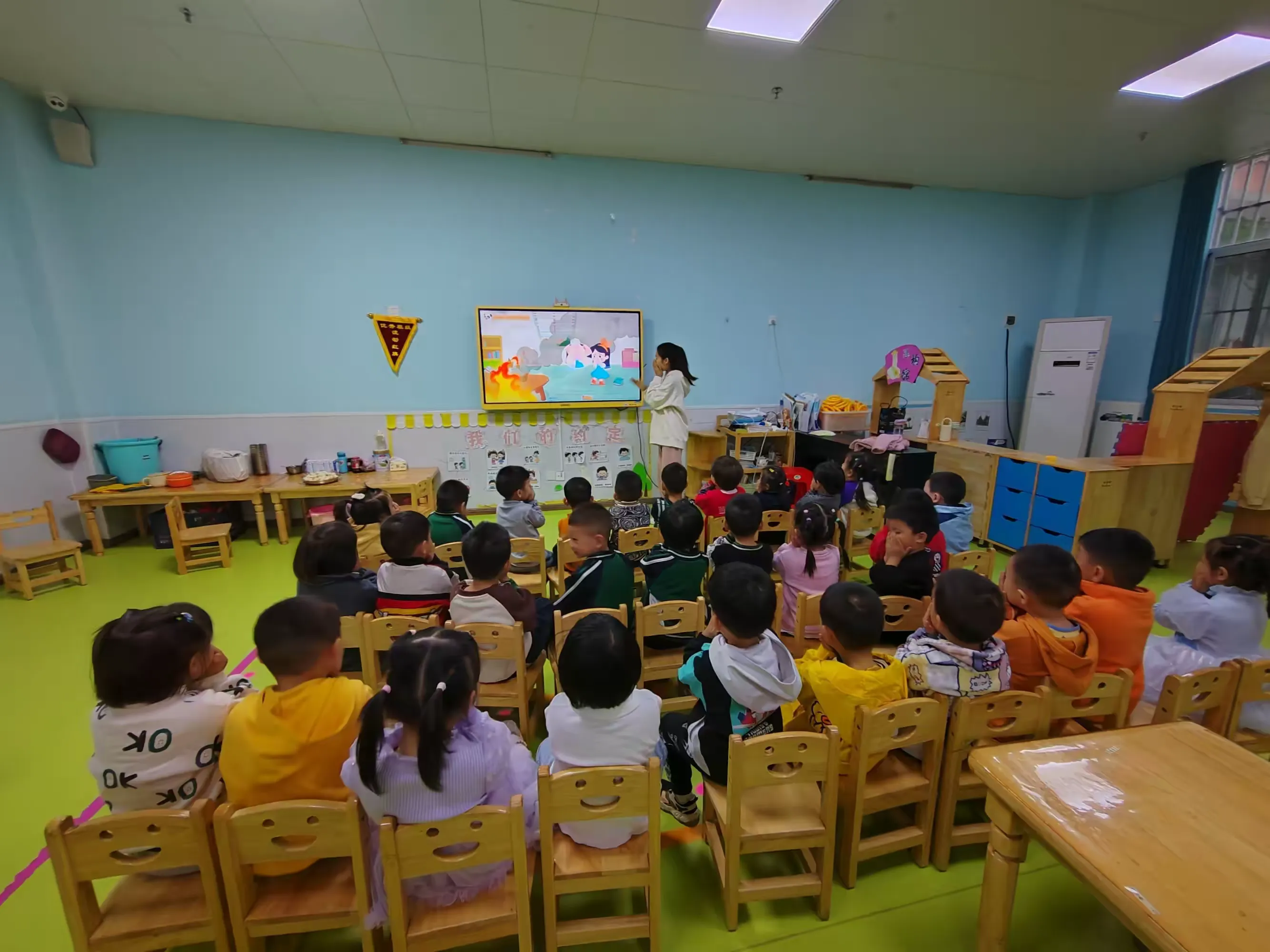 简篇-〔冶城附属幼儿园中二班〕
《关注消防,珍爱生命》