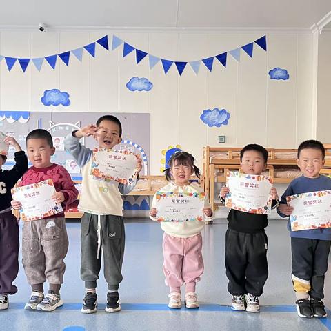 紫丹幼儿园豆豆二班十月好习惯——独立进餐并餐后整理