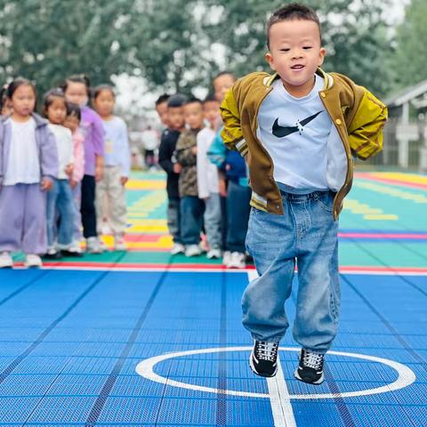 芽芽二班户外游戏《欢乐跳跳跳》