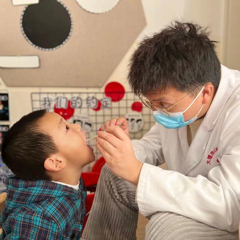 医生哥哥在给小朋友们的牙齿涂氟，保护牙齿健康。每个宝贝都很棒！