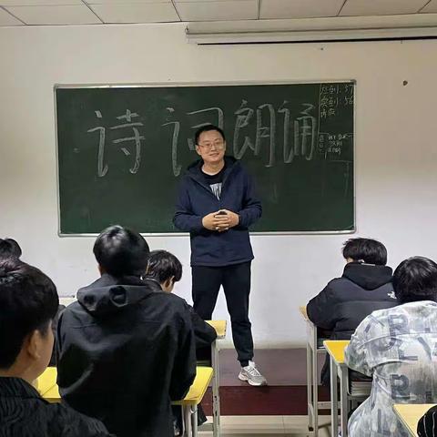 23汽修1班～诗词朗诵活动        11月8日，为了活动班级气氛，增强学习氛围，我们特意举办了诗词朗诵活动，希望通过此次活动，让大家体验古诗词的优美，感受学习的魅力！