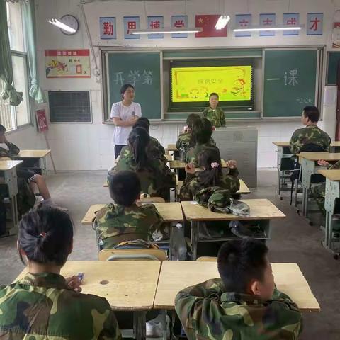 且抒凌云志，不负少年时__群丰中学入学教育。