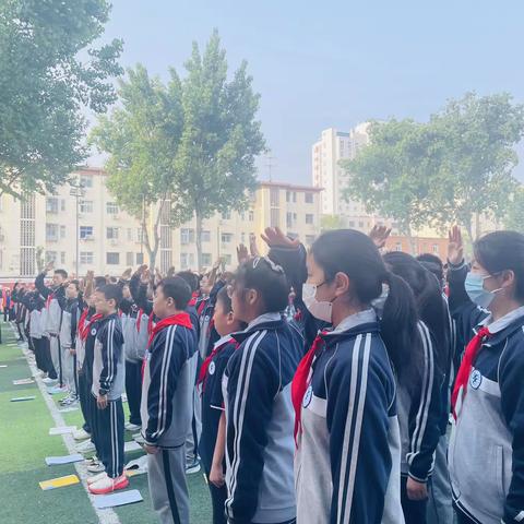 生在红旗下，长在春风里——郑州市第二初级中学八（11）班升旗仪式