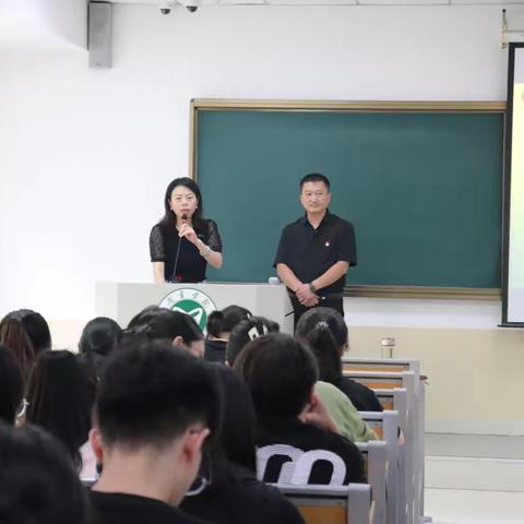 “三尺讲台育桃李，一支粉笔写春秋”——赴济宁学院进行师范类专业学生就业指导