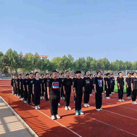 随着小学毕业，我进入了中学生涯，而第一堂课是军训。