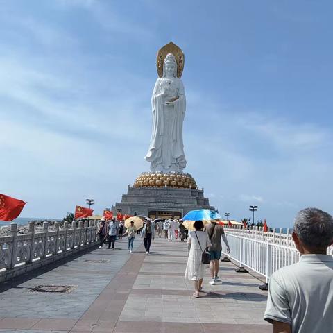 吃喝玩乐齐活了，拍照发圈，分享一场从未成年到中年的朴素友谊