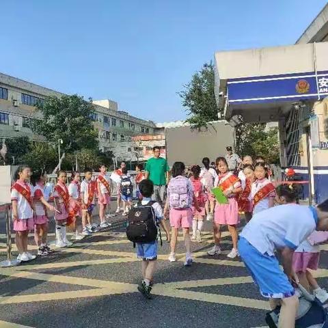 家长志愿者，为学生保驾护航，让社会更有爱     第三小学（305）班家长志愿者美篇