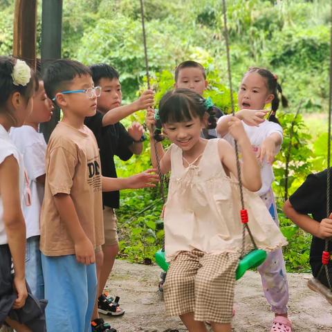 "童年之歌：宏宇小学二年级12班集体活动的韵律时光"