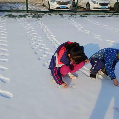 大地为纸作画乐-铲头李小学生雪中做画